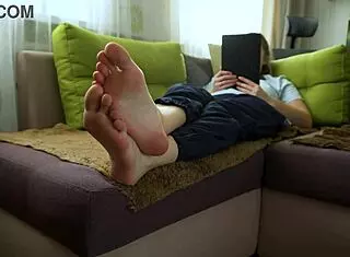 Sexy teen 18+ amateur teases with wrinkled toes and bare soles in foot fetish