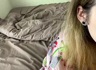 Hårig Kille Med Stor Mage Stoppar Sin Kuk i 18+ Tonåringsfitta Medan Hon Rider i Cowgirl