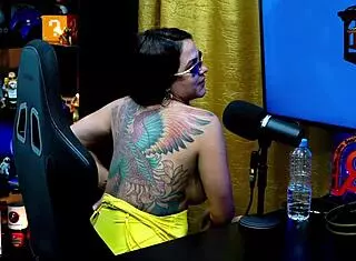 geisy dk shows her back tattoo and asks ruan to put her on all fours