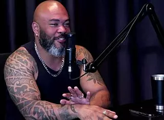 ブラジル人18+カップルが屋外でマッサージセックス