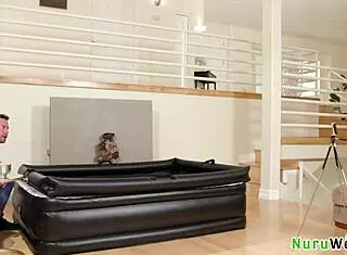 Tetek besar gadis 18+ Bruno Ritchie urut nuru basah pelanggan gila Seth Gamble