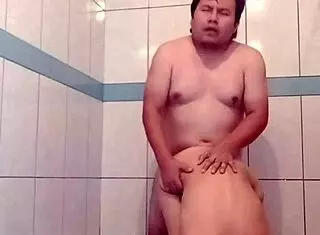 llega mi novio cansado de trabajar y le doy un rico baño de mojada lechosa una vez más lo convencí siendo regalada para que me atraviese