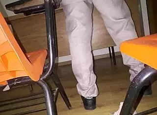 Colegiala historia de amor en el salón sexo en la escuela parte 2