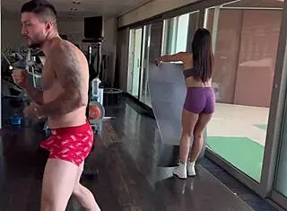 Doble penetracion a andrea lux en el gimnasio