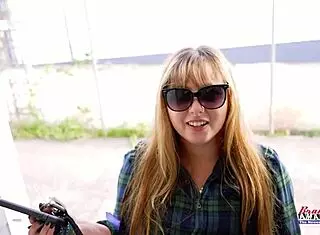 Gwen rubs wet pussy 😍