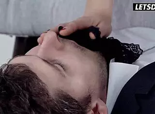 Tina Kay yüzün üzerine oturuyor