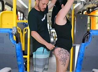 Morena obmacywana na zatłoczonym autobusie.