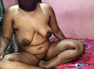 Curvy amateur watches pizza boy with big cock