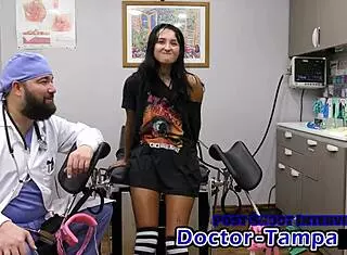 Dr. Tampa Zombae gynekologická prohlídka s roztahováním