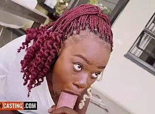 תחת שחור גדול של אבונית בת 18 מקבלת את הכוס שלה מרוסקת קשה בסשן קאסטינג מודלינג מזויף עם חובב אפריקאי