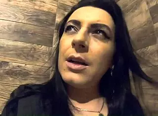 Bližnji posnetek kosmate pičke, ki piša, tako seksi 😍