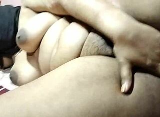 멋진 인도 마을 여자 목장에서 완벽한 보지 자랑!