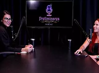 Duas gostosas tiram roupa no jogo da podolatria