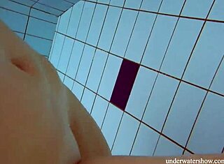 Stor naturlig patter babe Lola svømmer under vand