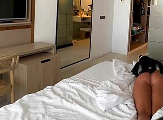 Üvey kardeş drone ile Latin üvey kız kardeşinin üstü çıplak selfie çektiğini yakalar, sonunda ne olur bakalım?