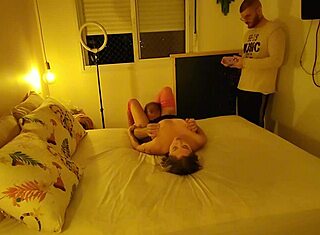 Syn natáča otca, ako sere nevlastnú mamu v bareback scéne