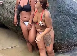 Olá, Somos As Peludinhas Fodendo Na Praia! 🌊