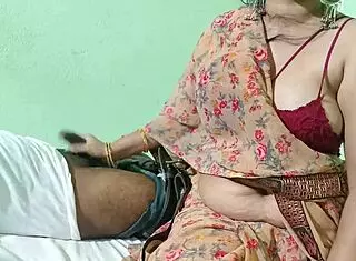 जब पति घर पे नहीं था तो अपने देवर जी के लन्ड चूस के मजे दिए, Feeling The Teasing And Deepthroat.