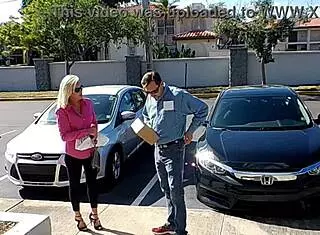 Delivery driver enjoys shaved milf with cowgirl blowjob