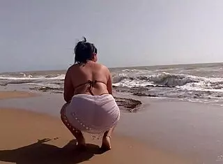 Latina Morena de Culo Grande Está Muy Cachonda y Termina Masturbándose en la Playa Arena y Sol