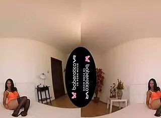 Solo Woman Isabela Chrystin Masturbates in VR