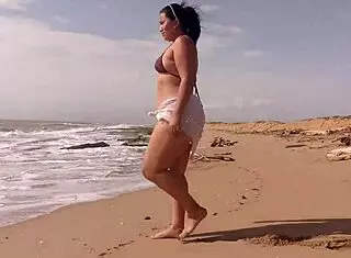 Latina Morena de Culo Grande Está Muy Cachonda y Termina Masturbándose en la Playa Arena y Sol