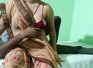 जब पति घर पे नहीं था तो अपने देवर जी के लन्ड चूस के मजे दिए, Feeling The Teasing And Deepthroat.