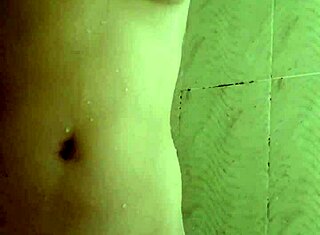 Egyetemista lány maszturbál a zuhanyban és lebukik