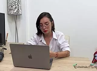 I masturbate in the office while having hot talks with my gf 😏