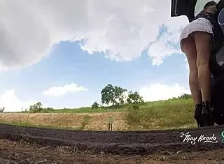 safada flashes no panties opening car trunk on highway