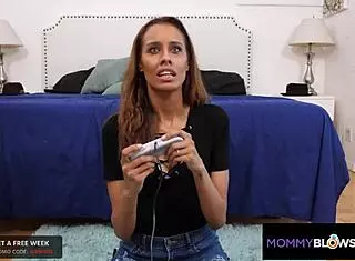 Stepmom sucks while gaming