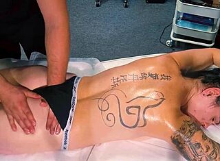 Muški maser masira devojku sa tetovažama, ali ona je htela više i on joj je dao