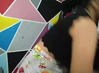 mientras organizo la ropa, llega mi vecina cachonda y me manosea las nalgas, ¿quieres follar?