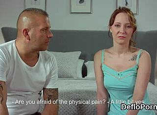 귀여운 여자가 그녀의 촉촉한 보지를 처녀따기