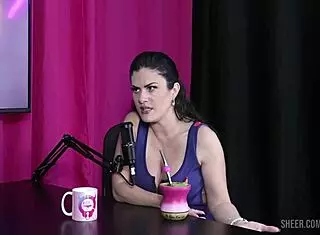 Amanda Smell Humiliates in Bora Cast with Bruna Carlos