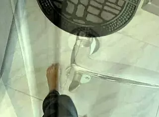 Prijateljeva mačeha se vrže v misionarski creampie