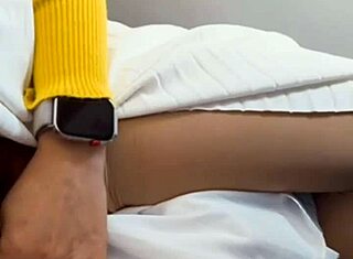 性感女孩自慰湿润的阴部在空中