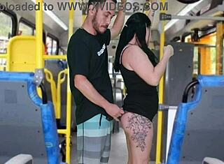 Старец се мастурбира върху брюнетка в автобуса в бразилска сцена навън