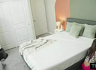 Mia River Uses Cunt To Pay Roommate Back After Stealing!