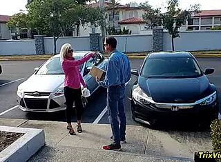 Paris wants his package delivered! 😏