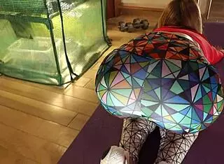 Amateur couple in hard anal fucking in yoga pants to creampie