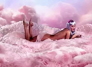 Katy Perry Naked Feet Intrigue