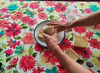 i can spread and suck your cock please