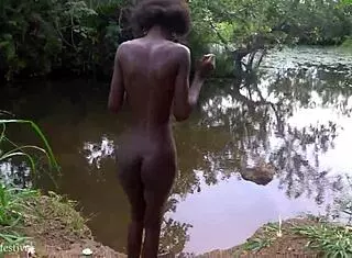 매력적인 아프리카 마을 소녀가 야외 강에서 목욕해