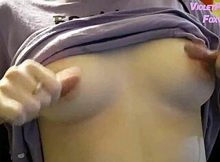 Młoda drażni sutki i cycki do orgazmu