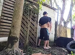 meu marido saiu e me deixou receber o pedreiro sozinha