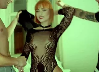 Pelirroja Flaca QUIERE PIS En Su Garganta Después De La Fiesta Raul's Bud