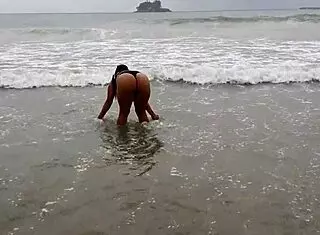 famous dwarf on honeymoon with paty bumbum feels love