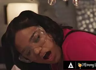 milf dee williams makes petite girls squirt harder