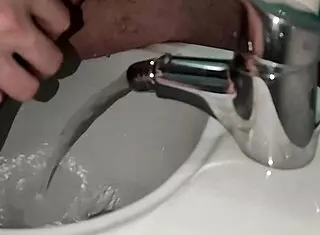 Mi rado il cazzo ma poi mi eccito e sborro sulle mie mani... guarda il video completo!